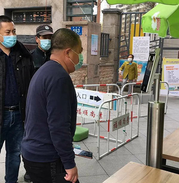 立式人臉識(shí)別測溫一體機(jī)