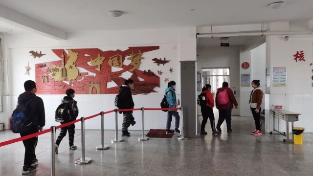 校門口裝智能安檢門查手機(jī)，這事你怎么看？